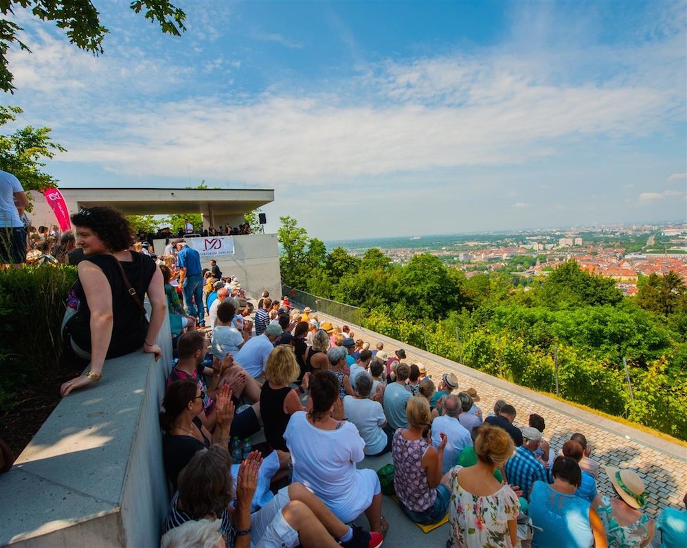 Bild:   Terrassen-Konzert mit Aussicht